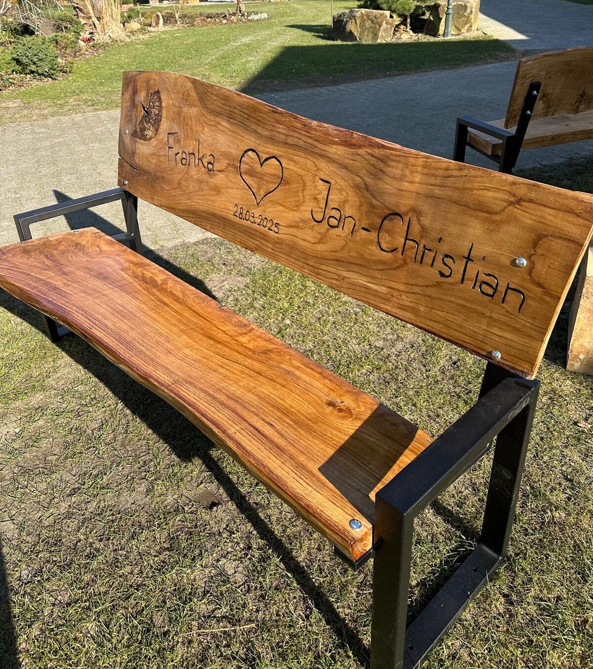 Holzbank mit Gravur