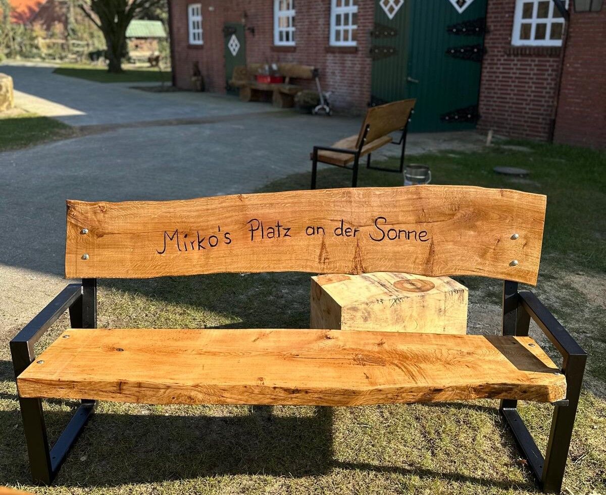 Holzbank mit Gravur – Bild 3