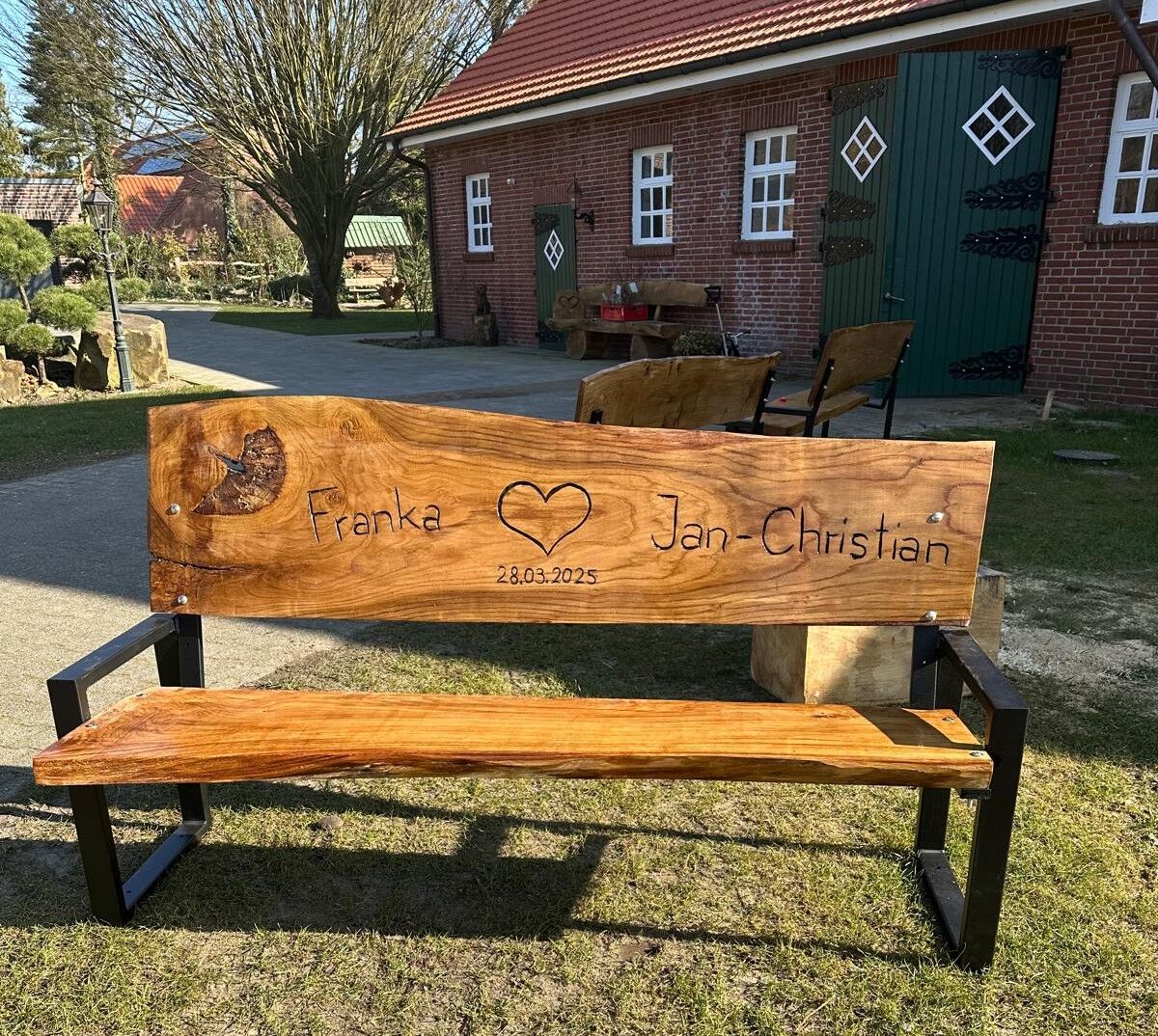 Holzbank mit Gravur – Bild 4